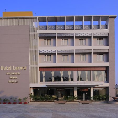Hotel Luxura Godhra Экстерьер фото