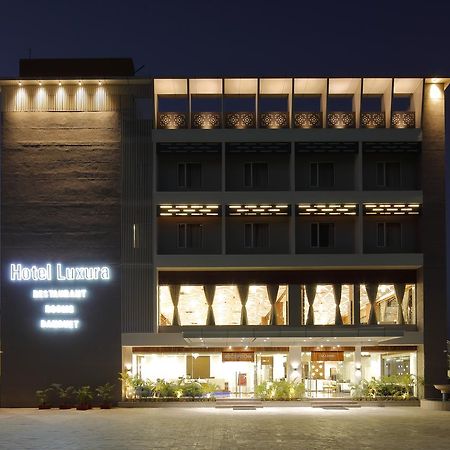 Hotel Luxura Godhra Экстерьер фото