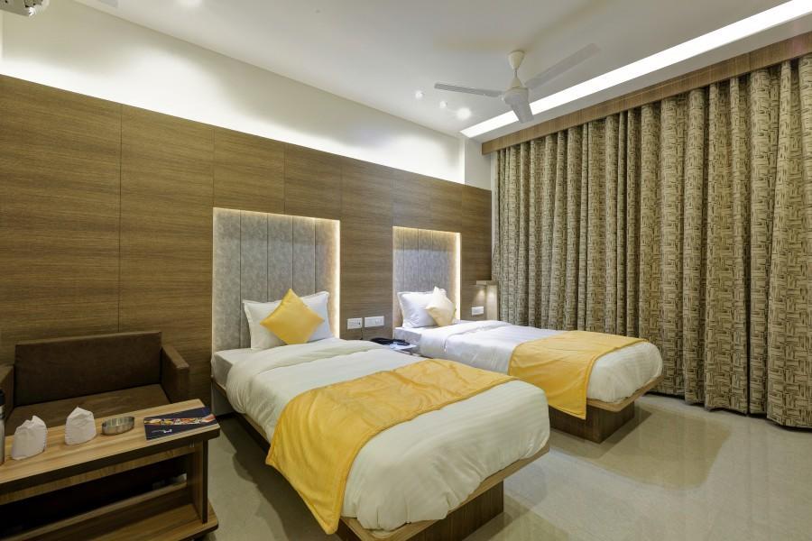 Hotel Luxura Godhra Экстерьер фото