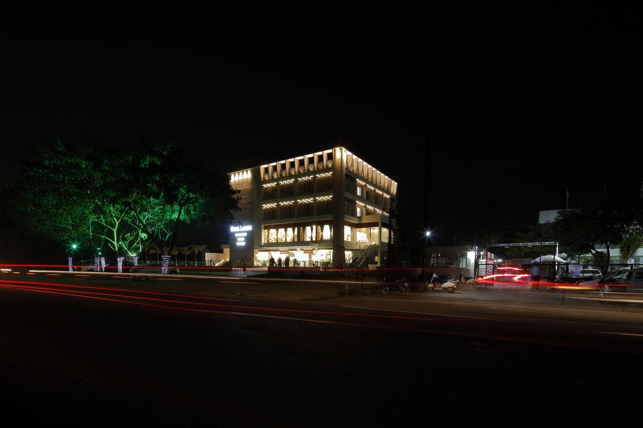 Hotel Luxura Godhra Экстерьер фото