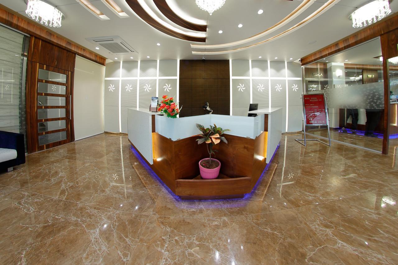 Hotel Luxura Godhra Экстерьер фото