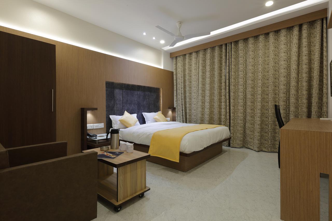 Hotel Luxura Godhra Экстерьер фото
