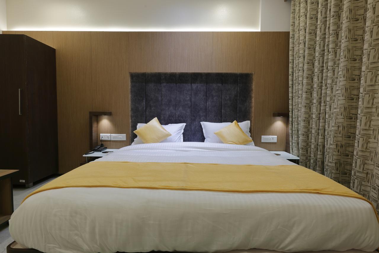 Hotel Luxura Godhra Экстерьер фото