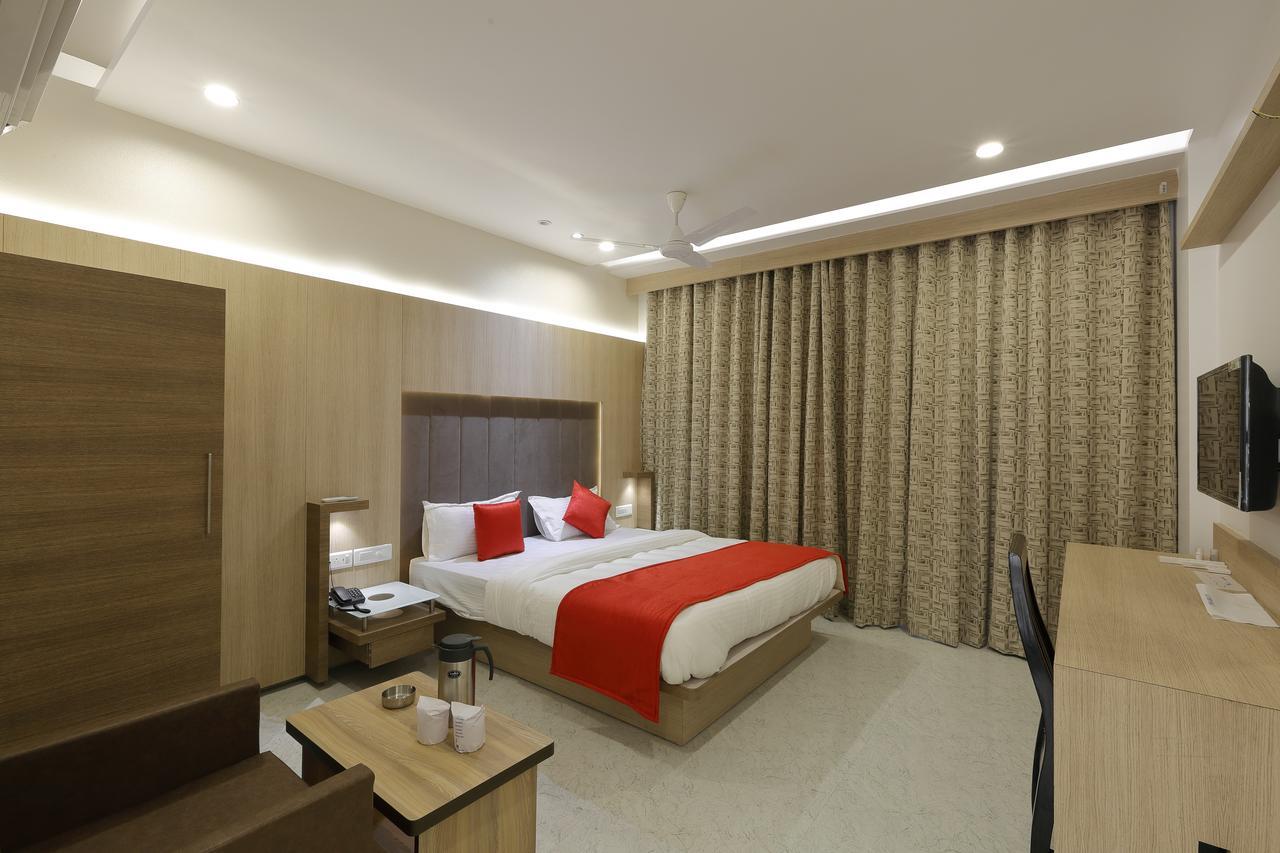 Hotel Luxura Godhra Экстерьер фото