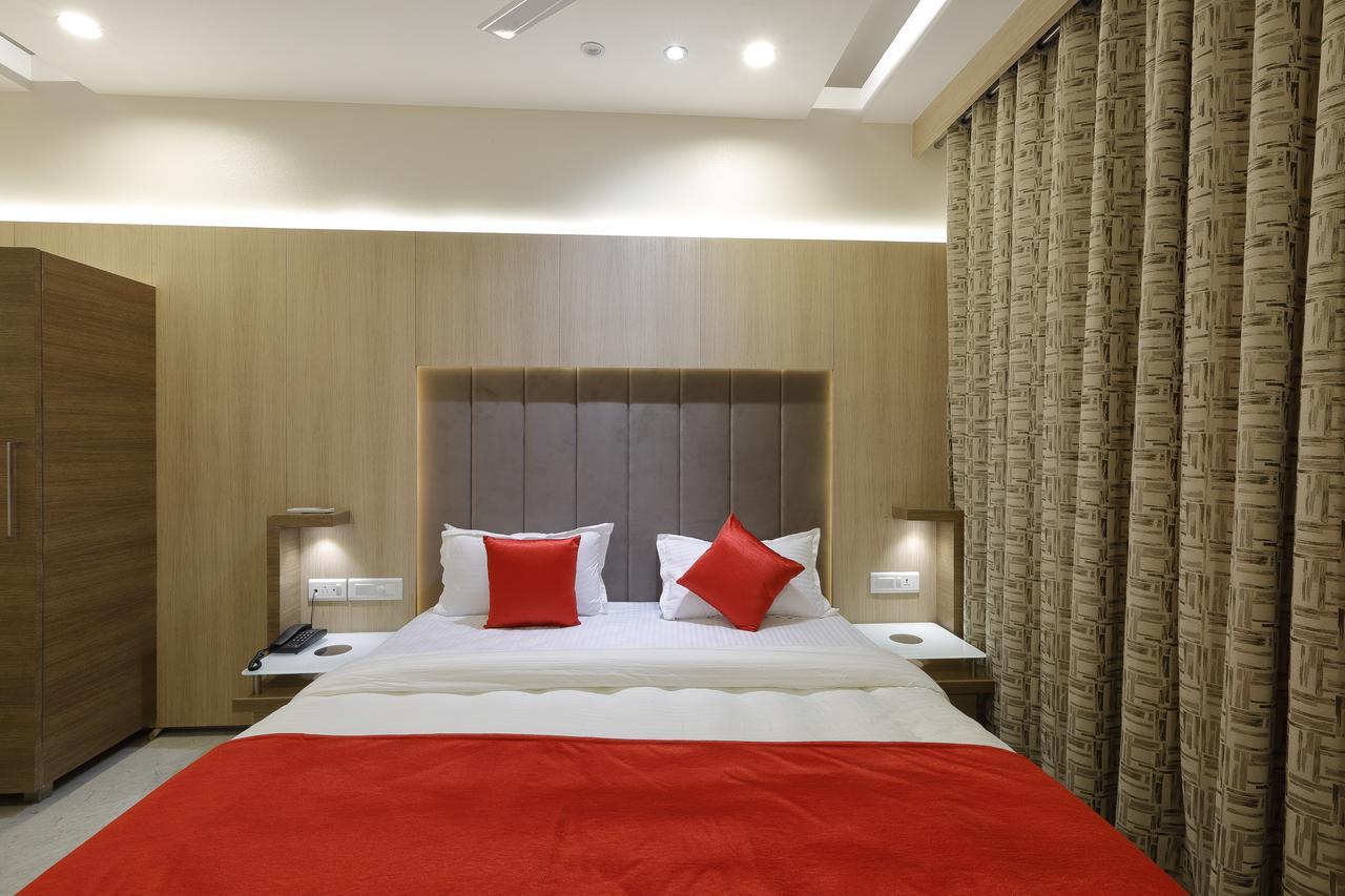 Hotel Luxura Godhra Экстерьер фото