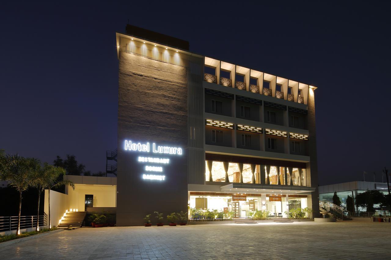 Hotel Luxura Godhra Экстерьер фото