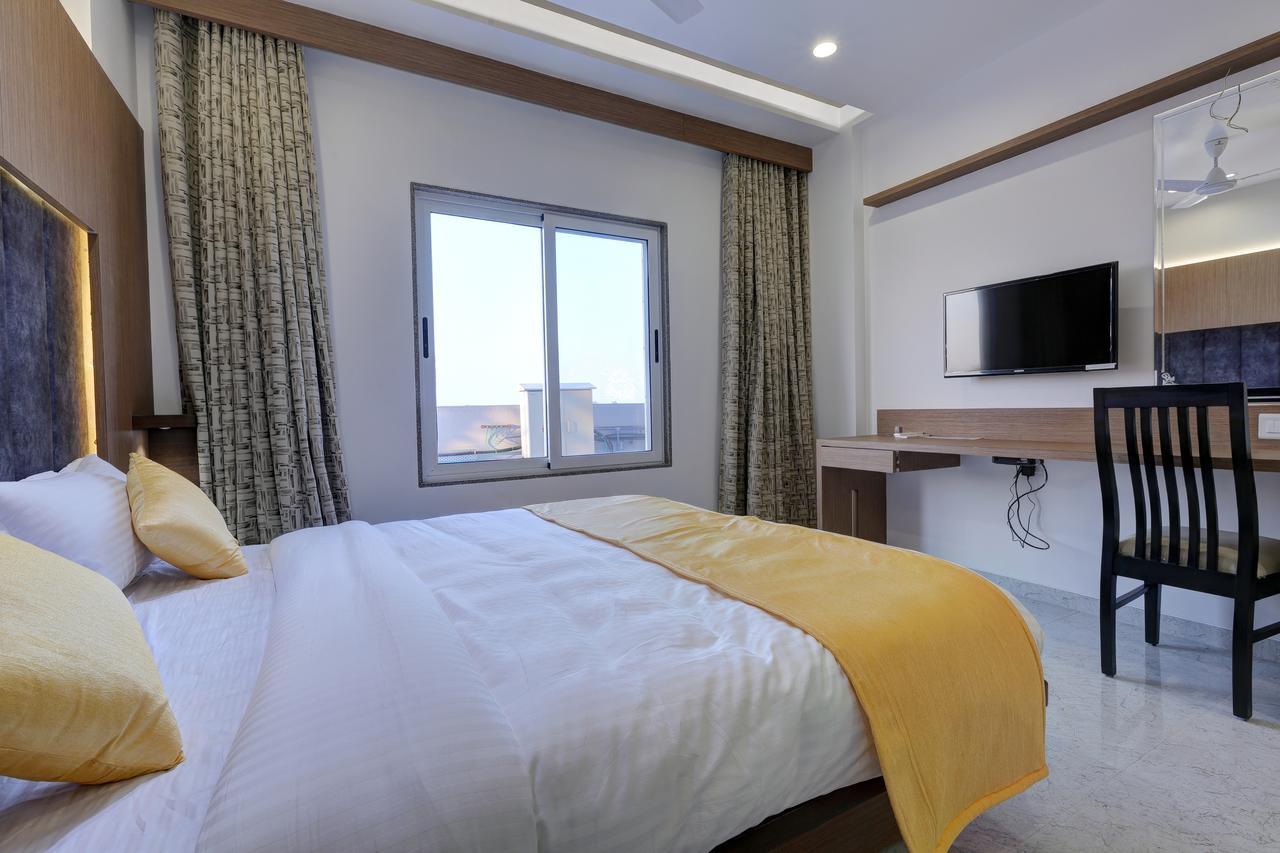 Hotel Luxura Godhra Экстерьер фото