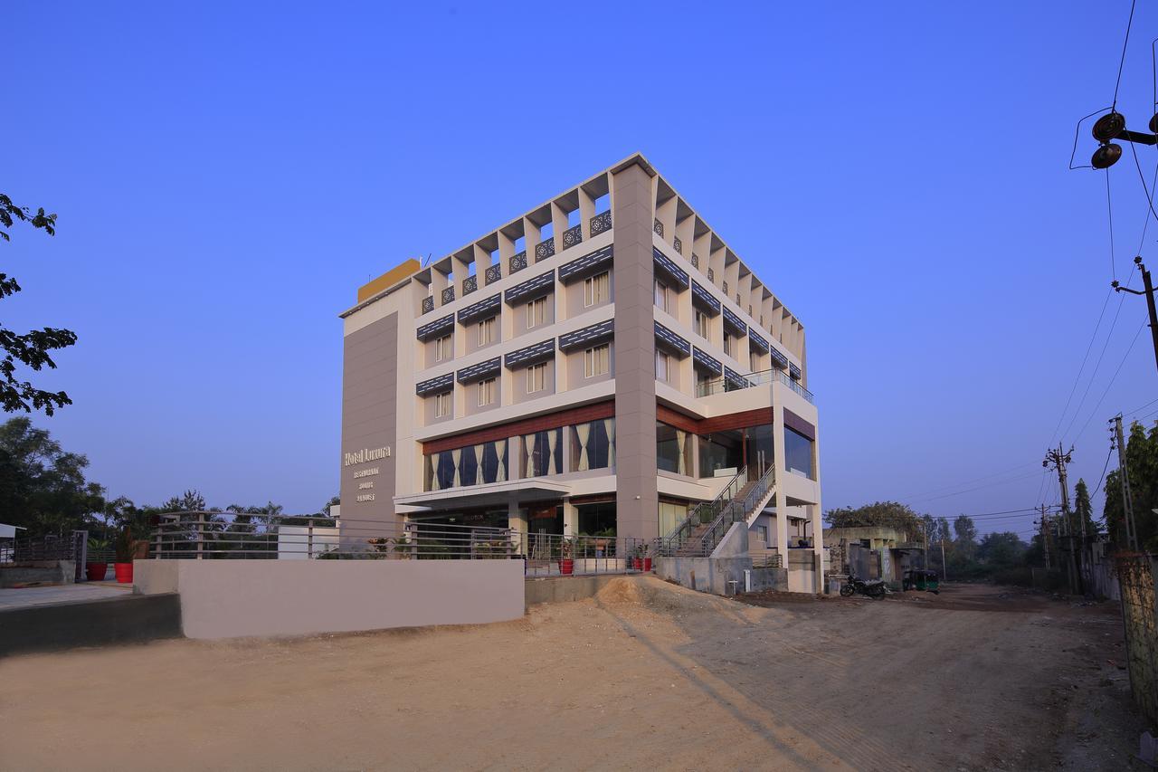 Hotel Luxura Godhra Экстерьер фото