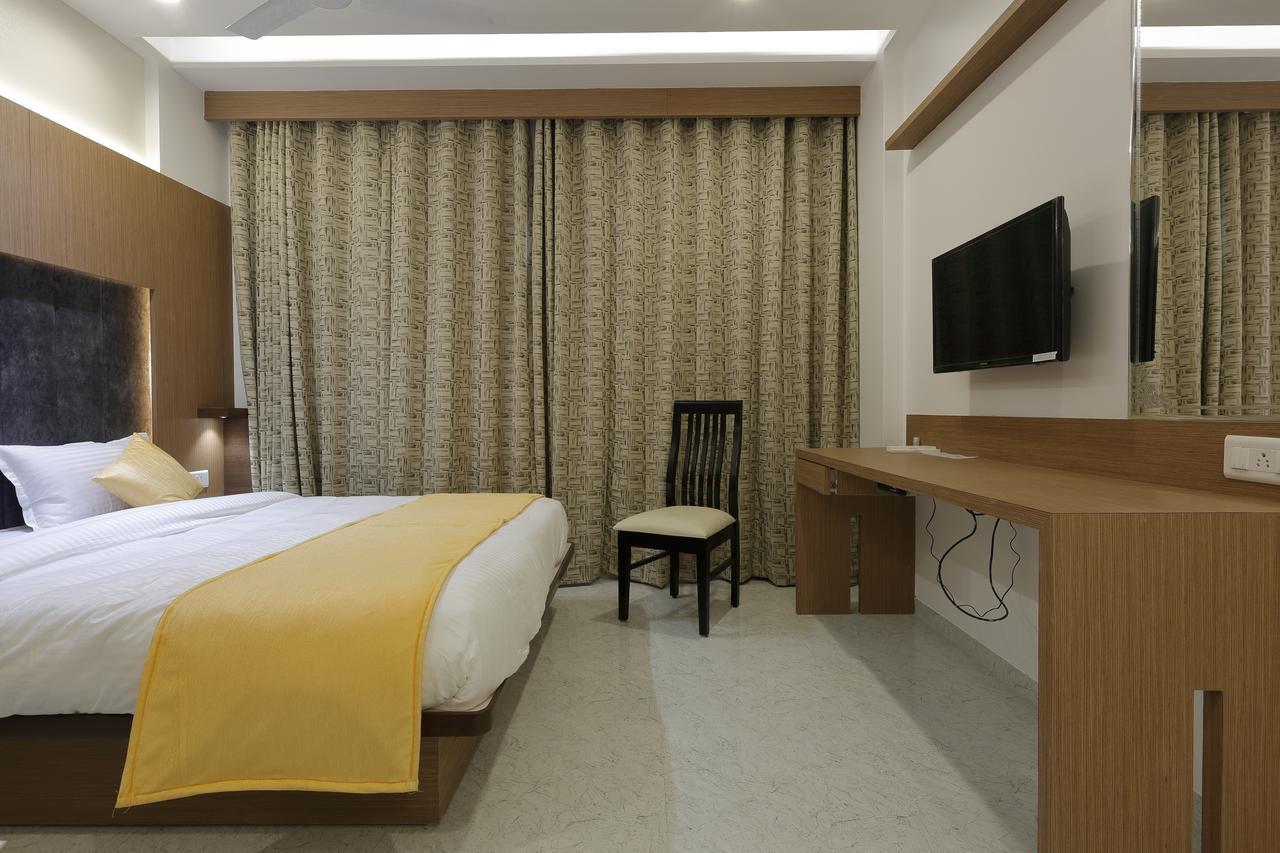 Hotel Luxura Godhra Экстерьер фото